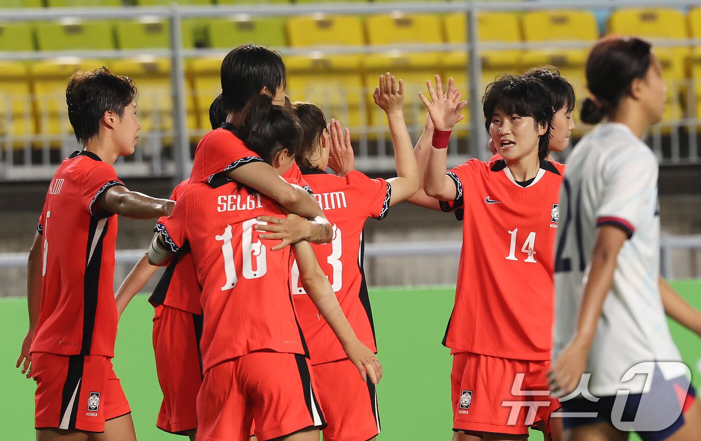 본문 이미지 - 16일 오후 경기 수원시 팔달구 수원월드컵경기장에서 열린 2025 동아시아축구연맹&#40;EAFF&#41; E-1 챔피언십 여자부 대한민국과 대만의 경기, 후반전 대한민국 장슬기가 팀 두번째 골을 넣은 뒤 동료들과 기뻐하고 있다. 2025.7.16/뉴스1 ⓒ News1 장수영 기자