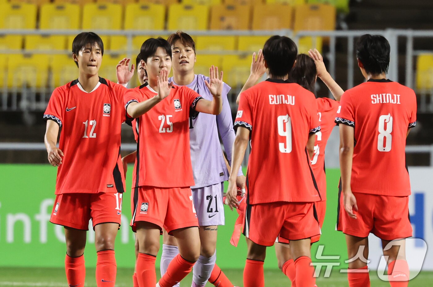 본문 이미지 - 16일 오후 경기 수원시 팔달구 수원월드컵경기장에서 열린 2025 동아시아축구연맹&#40;EAFF&#41; E-1 챔피언십 여자부 대한민국과 대만의 경기에서 2대 0으로 승리하며 대회 우승을 확정한 선수들이 기뻐하고 있다. 2025.7.16/뉴스1 ⓒ News1 장수영 기자