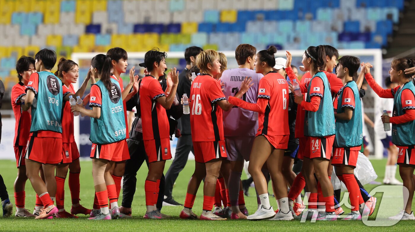 본문 이미지 - 16일 오후 경기 수원시 팔달구 수원월드컵경기장에서 열린 2025 동아시아축구연맹&#40;EAFF&#41; E-1 챔피언십 여자부 대한민국과 대만의 경기에서 2대 0으로 승리하며 대회 우승을 확정한 선수들이 기뻐하고 있다. 2025.7.16/뉴스1 ⓒ News1 장수영 기자