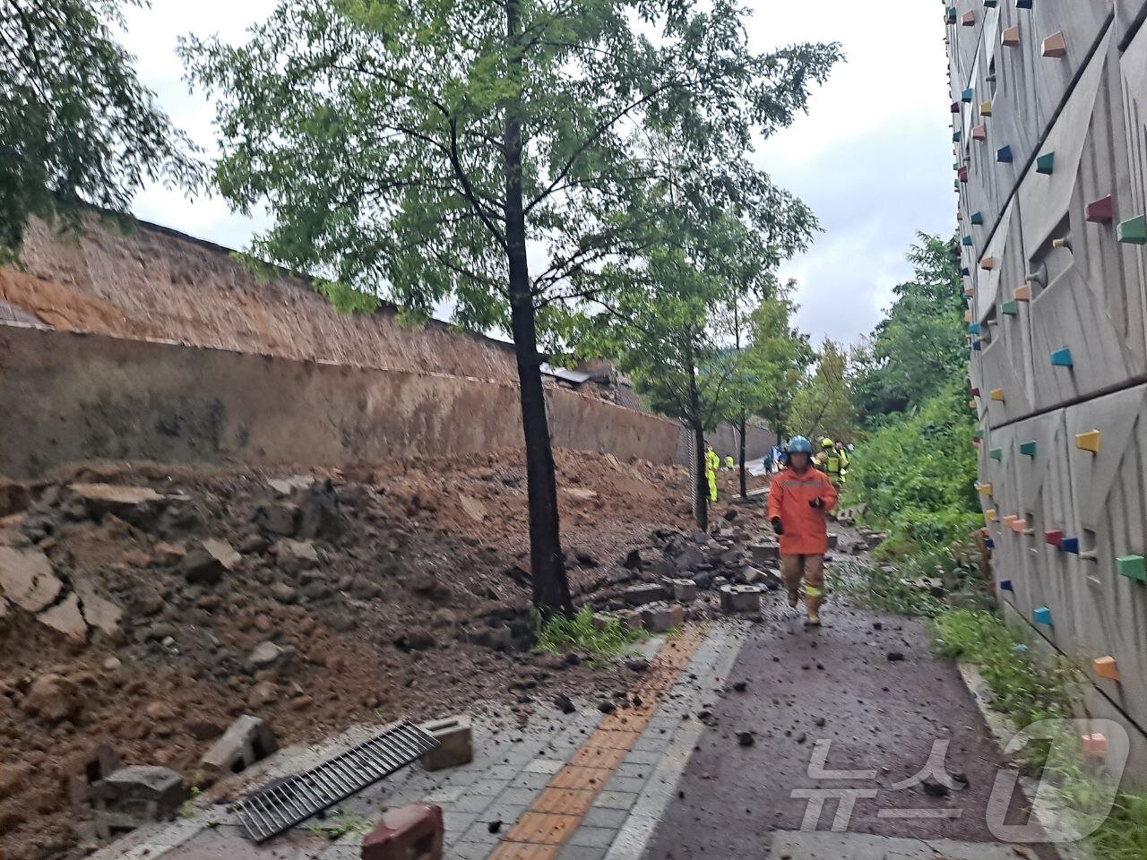 본문 이미지 - 16일 오후 경기 오산시 가장교차로 고가도로 옹벽이 무너져 소방관들이 매몰된 차량 구조작업을 하고 있다. &#40;경기도소방재난본부 제공. 재판매 및 DB 금지&#41; 2025.7.16/뉴스1 ⓒ News1 김기현 기자