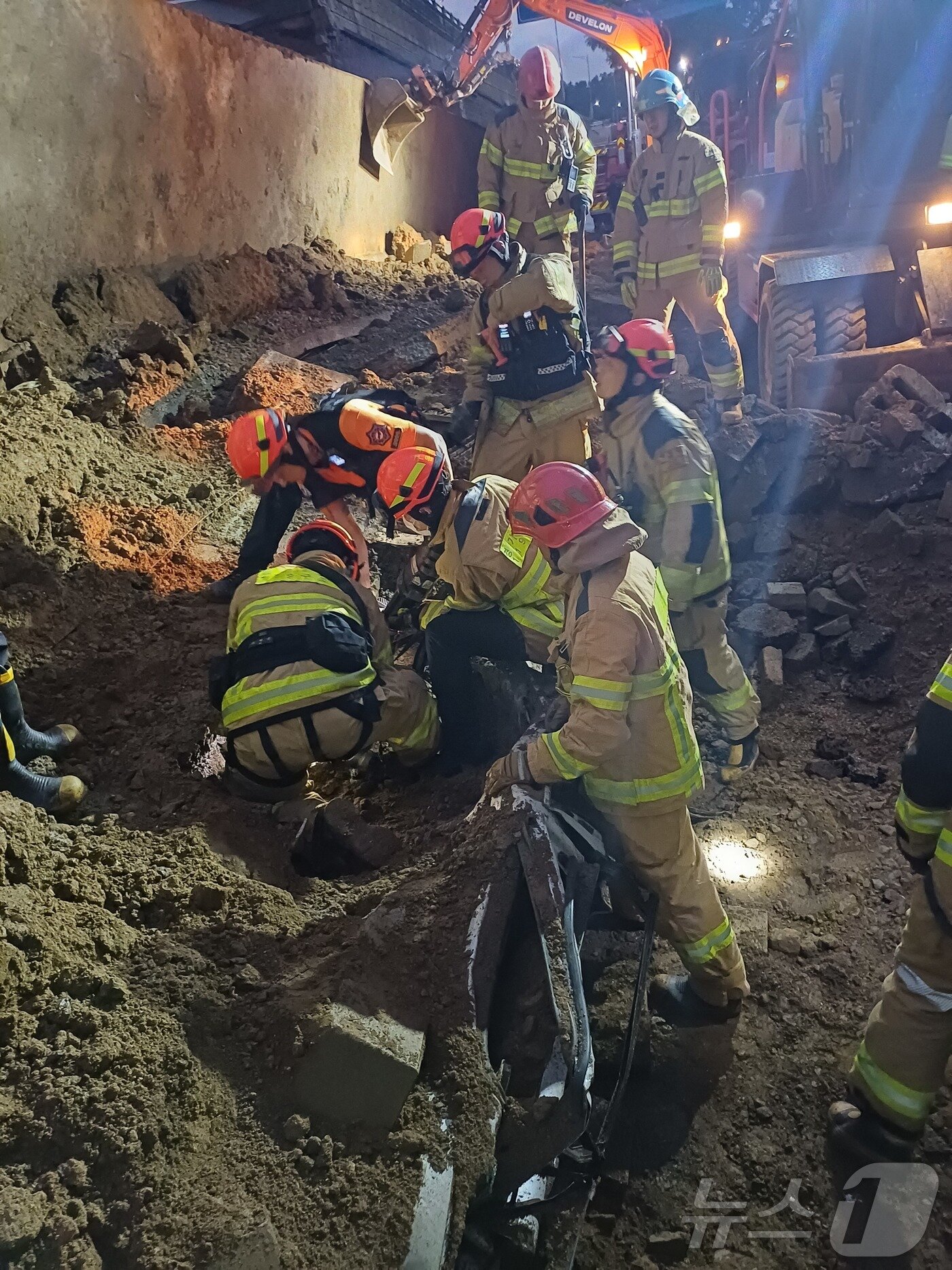 본문 이미지 - 16일 오후 경기 오산시 가장교차로 고가도로 옹벽이 무너져 소방관들이 매몰된 차량 구조작업을 하고 있다. &#40;경기도소방재난본부 제공. 재판매 및 DB 금지&#41; 2025.7.16/뉴스1 ⓒ News1 김기현 기자