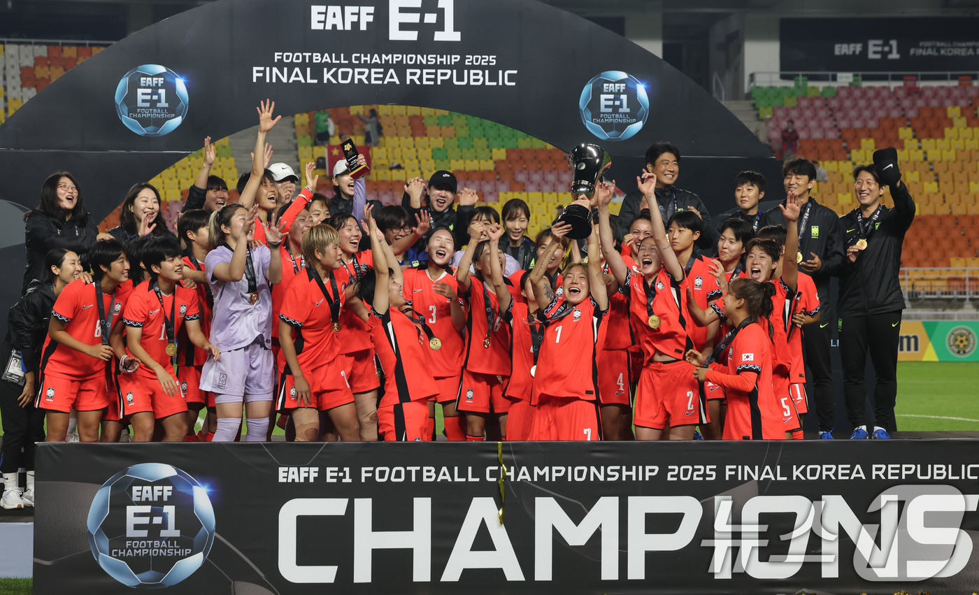 (수원=뉴스1) 장수영 기자 = 16일 오후 경기 수원시 팔달구 수원월드컵경기장에서 열린 2025 동아시아축구연맹(EAFF) E-1 챔피언십 여자부 대회에서 우승한 대한민국 여자 …