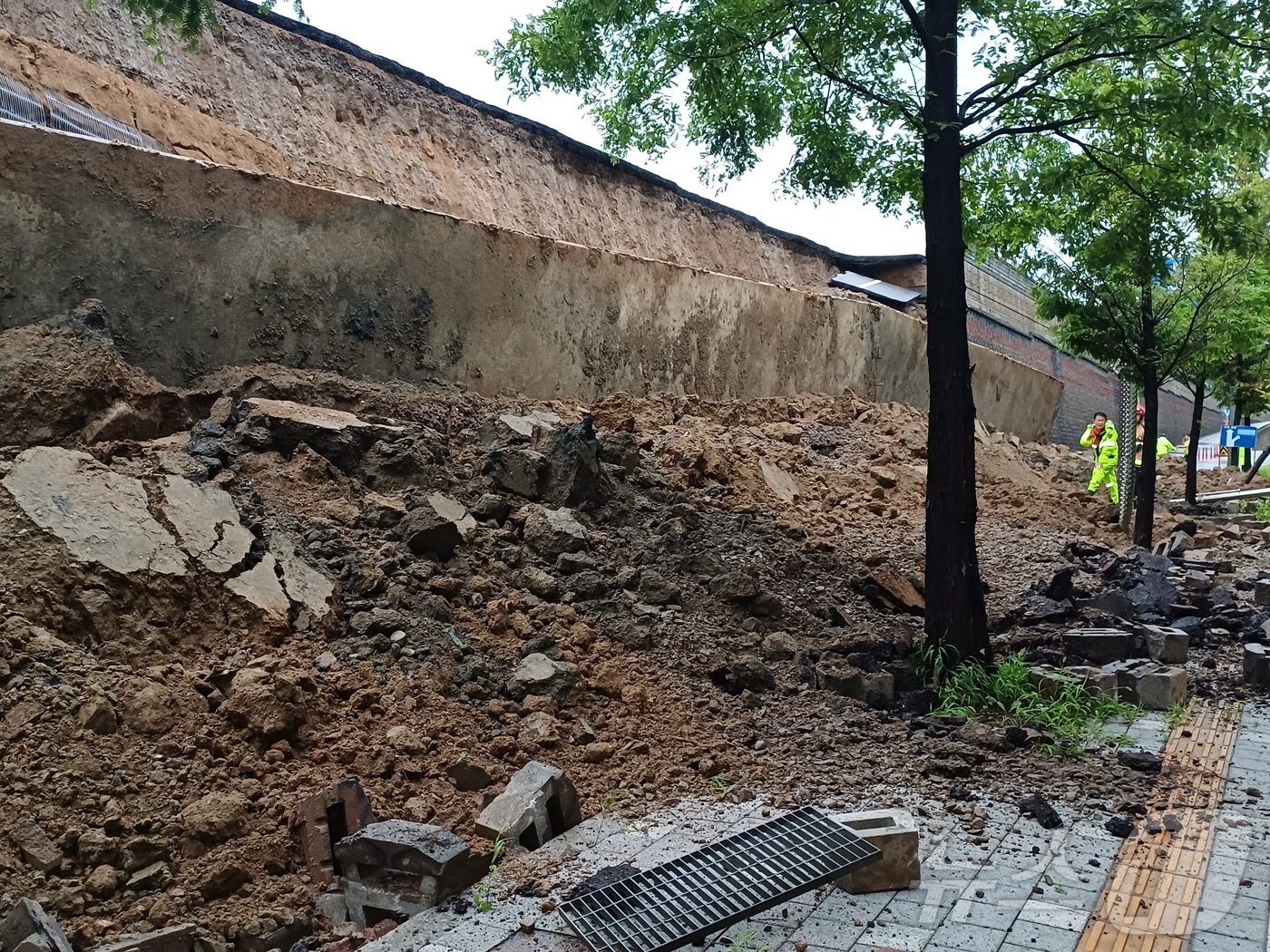 (오산=뉴스1) 김기현 기자 = 16일 오후 경기 오산시 가장교차로 고가도로 옹벽이 무너져 소방관들이 매몰된 차량 구조작업을 하고 있다. (경기도소방재난본부 제공. 재판매 및 DB …