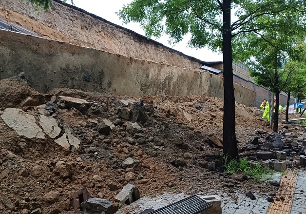 옹벽 붕괴 사망사고…경찰, 이권재 오산시장 소환 조사