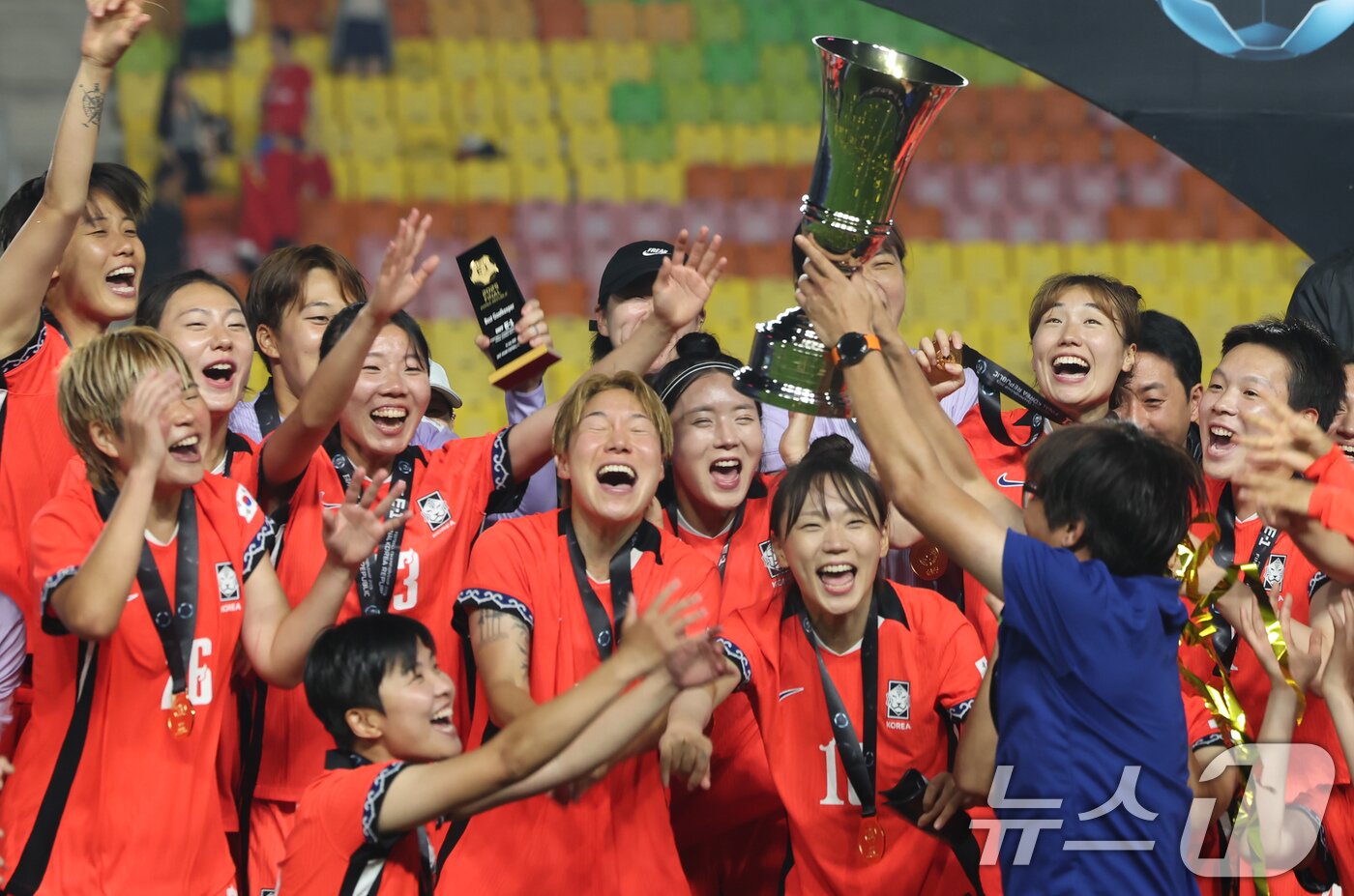 본문 이미지 - 16일 오후 경기 수원시 팔달구 수원월드컵경기장에서 열린 2025 동아시아축구연맹&#40;EAFF&#41; E-1 챔피언십 여자부 대회에서 우승한 대한민국 여자 축구 대표팀 선수들이 트로피를 들고 기뻐하고 있다. 2025.7.16/뉴스1 ⓒ News1 장수영 기자