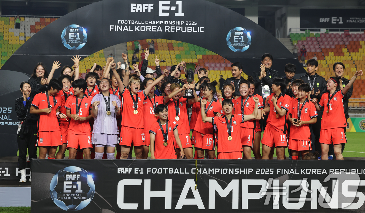 (수원=뉴스1) 장수영 기자 = 16일 오후 경기 수원시 팔달구 수원월드컵경기장에서 열린 2025 동아시아축구연맹(EAFF) E-1 챔피언십 여자부 대회에서 우승한 대한민국 여자 …