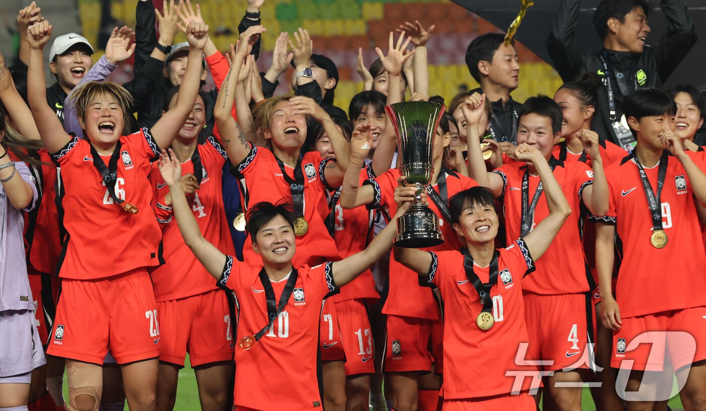 본문 이미지 - 16일 오후 경기 수원시 팔달구 수원월드컵경기장에서 열린 2025 동아시아축구연맹&#40;EAFF&#41; E-1 챔피언십 여자부 대회에서 우승한 대한민국 여자 축구 대표팀 선수들이 트로피를 들고 기뻐하고 있다. 2025.7.16/뉴스1 ⓒ News1 장수영 기자