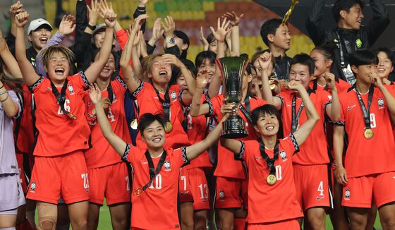 세대교체 속 들어 올린 우승컵…여자축구 미래가 더 기대된다