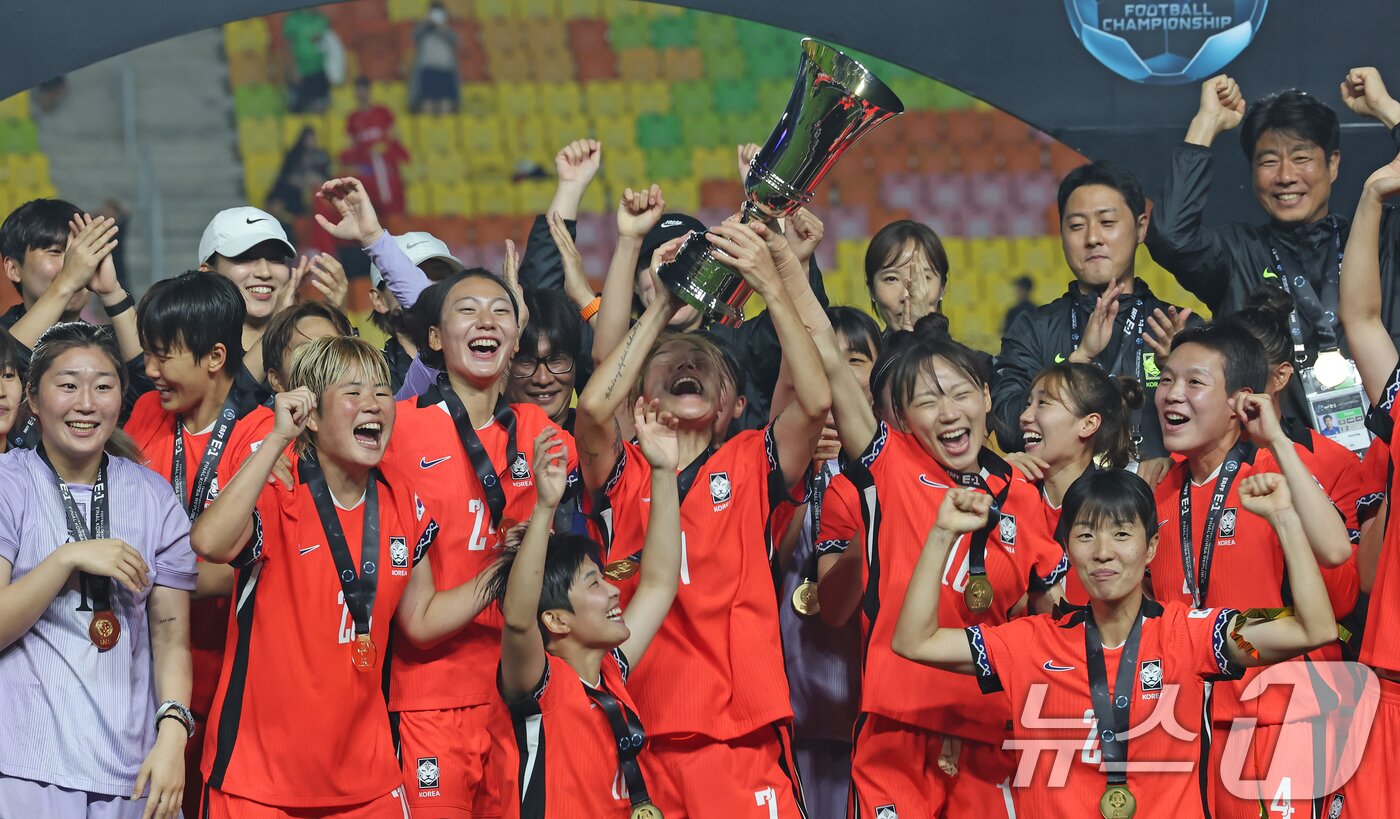 본문 이미지 - 16일 오후 경기 수원시 팔달구 수원월드컵경기장에서 열린 2025 동아시아축구연맹&#40;EAFF&#41; E-1 챔피언십 여자부 대회에서 우승한 대한민국 여자 축구 대표팀 선수들이 트로피를 들고 기뻐하고 있다. 2025.7.16/뉴스1 ⓒ News1 장수영 기자