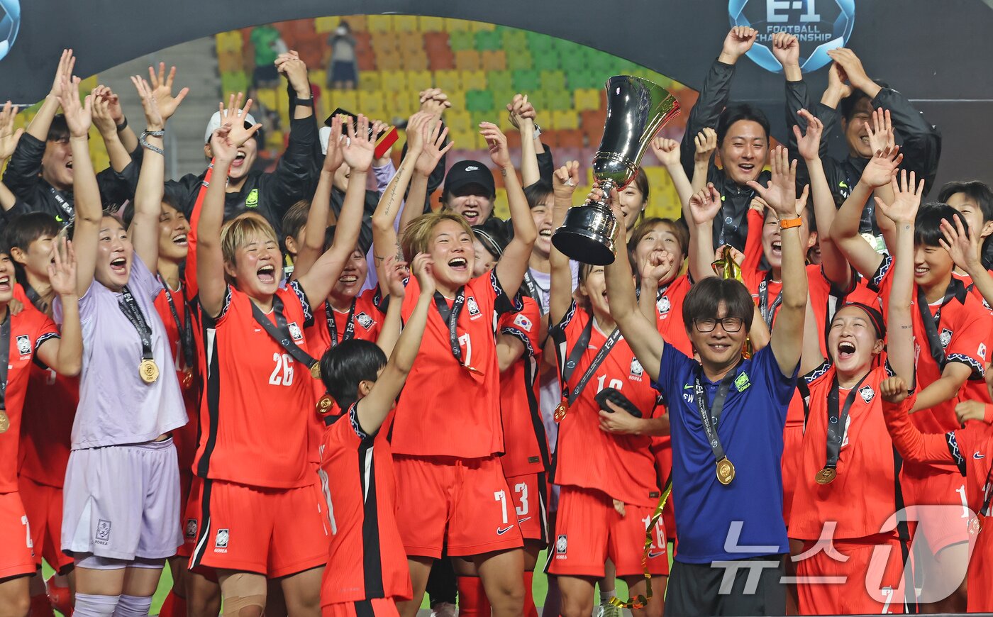 본문 이미지 - 16일 오후 경기 수원시 팔달구 수원월드컵경기장에서 열린 2025 동아시아축구연맹(EAFF) E-1 챔피언십 여자부 대회에서 우승한 대한민국 여자 축구 대표팀 신상우 감독과 선수들이 트로피를 들고 기뻐하고 있다. 2025.7.16/뉴스1 ⓒ News1 장수영 기자