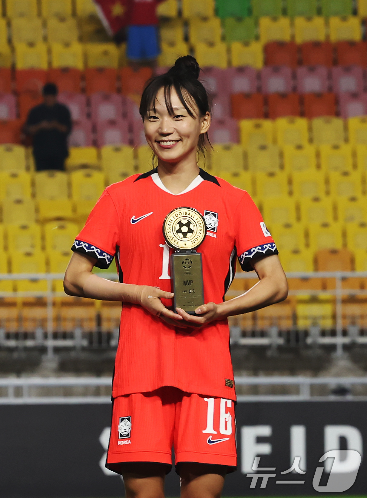 (수원=뉴스1) 장수영 기자 = 16일 오후 경기 수원시 팔달구 수원월드컵경기장에서 열린 2025 동아시아축구연맹(EAFF) E-1 챔피언십 여자부 대회에서 대회 MVP를 수상한 …