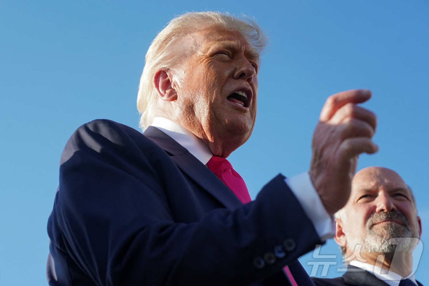 (메릴랜드 로이터=뉴스1) 윤다정 기자 = 15일(현지시간) 미국 메릴랜드주 앤드루스 합동기지에 도착한 도널드 트럼프 미국 대통령이 취재진과 대화하고 있다. 2025.07.15.ⓒ …