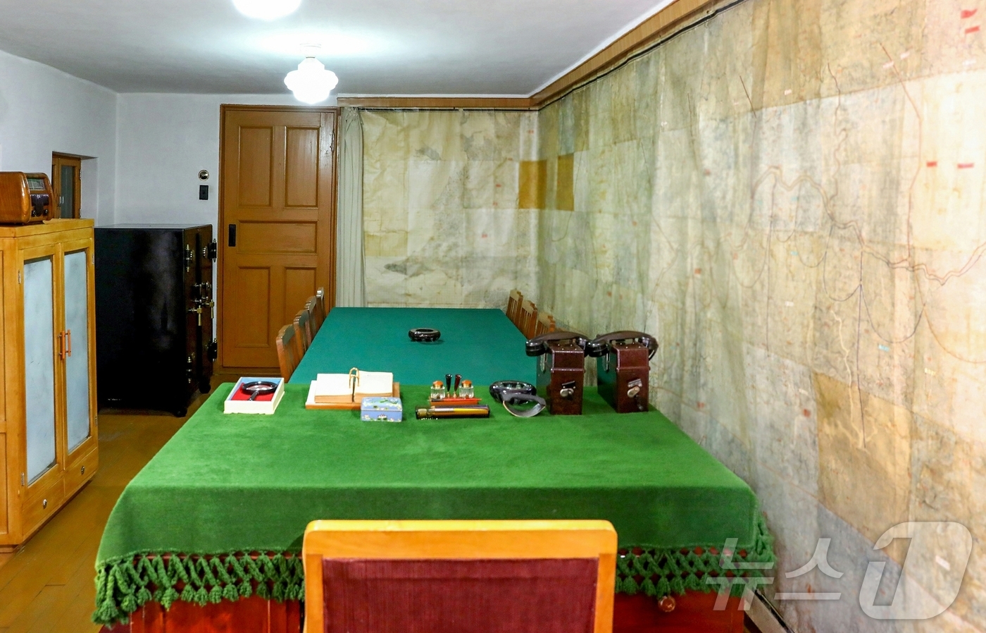 (평양 노동신문=뉴스1) = 북한 노동당 기관지 노동신문은 17일 조국해방전쟁(한국전쟁) 사적지에 옛모습 그대로 보존된 반토굴식의 작전실을 조명하며 "너무나 수수하고 소박한 작은 …