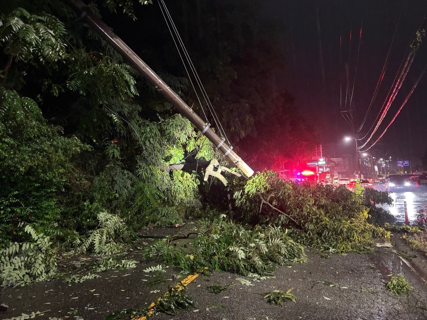 본문 이미지 - 지난 16일 오후 8시께 충북 청주시 흥덕구 옥산면의 한 도로에서 폭우에 전봇대가 쓰러져 소방대원들이 복구작업을 하고 있다. &#40;청주서부소방서 제공. 재판매 및 DB금지&#41;2025.7.17/뉴스1