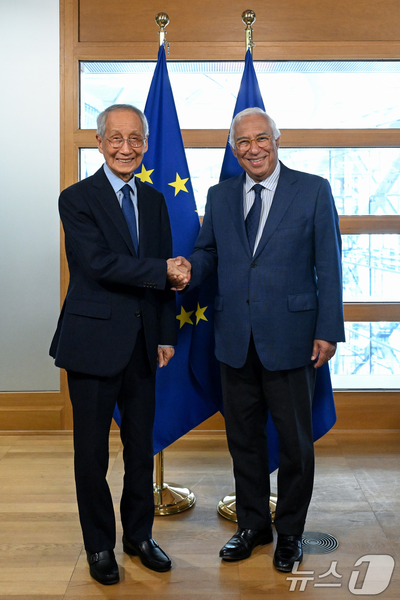 (서울=뉴스1) = 윤여준 대통령 유럽연합(EU) 특사단 단장이 15일(현지시간) 벨기에 브뤼셀 EU 이사회에서 안토니우 코스타 EU 정상회의 상임의장과 기념촬영을 하고 있다. ( …