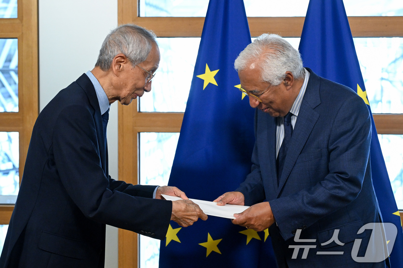 (서울=뉴스1) = 윤여준 대통령 유럽연합(EU) 특사단 단장이 15일(현지시간) 벨기에 브뤼셀 EU 이사회에서 안토니우 코스타 EU 정상회의 상임의장을 만나 한-EU 관계 강화에 …