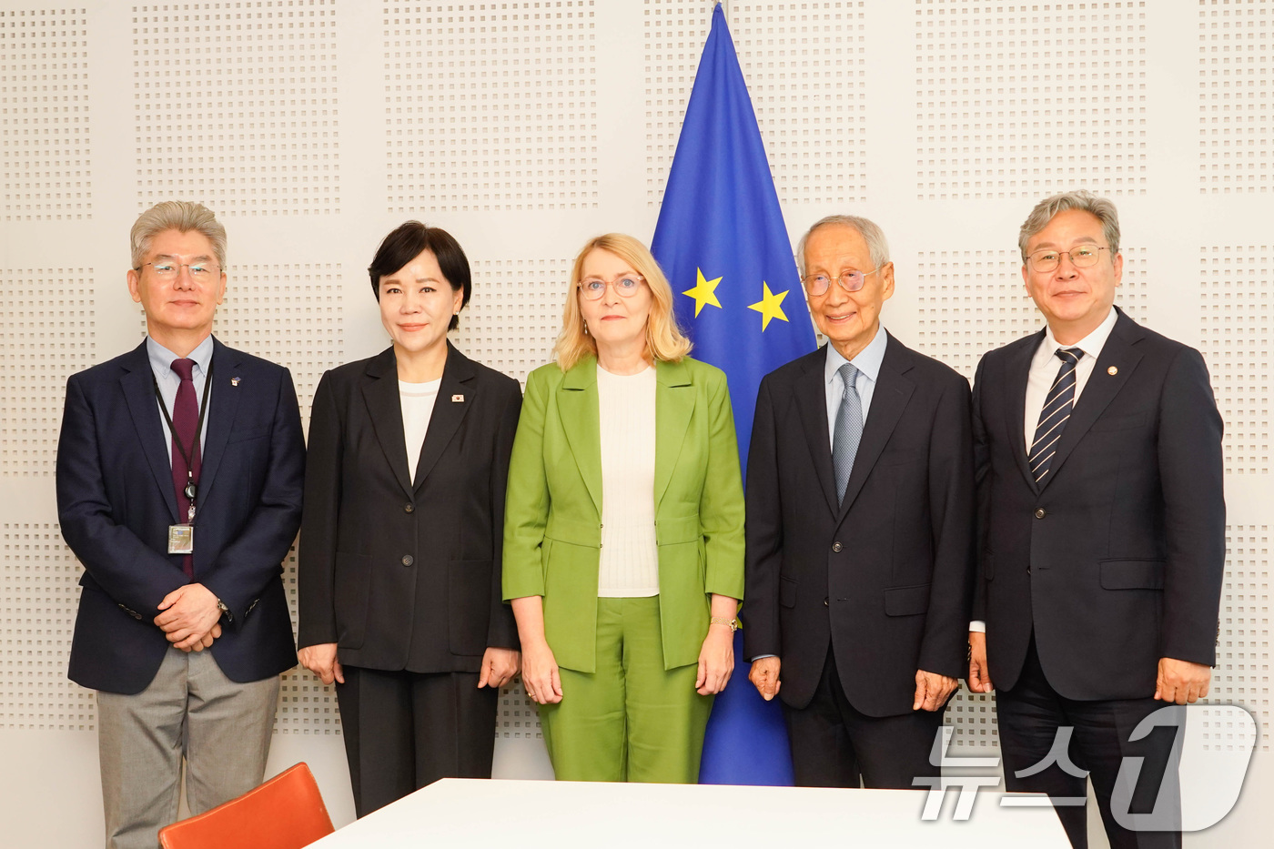 (서울=뉴스1) = 윤여준 대통령 유럽연합(EU) 특사단 단장(오른쪽 두 번째)이 16일(현지시간) 벨기에 브뤼셀 유럽의회에서 크리스텔 샬데모세 유럽의회 부의장(가운데)과 기념촬영 …