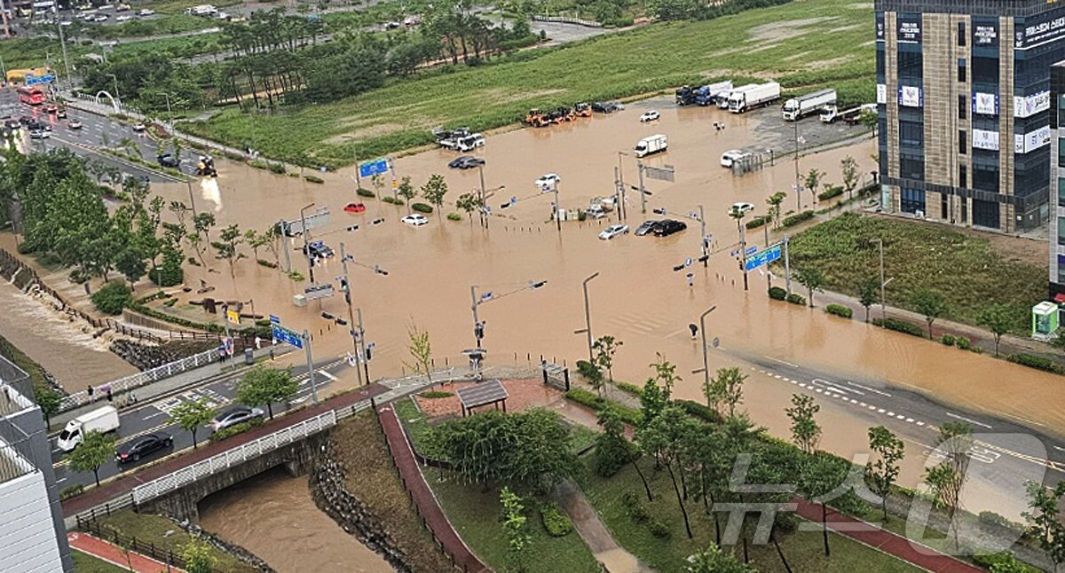 본문 이미지 - 17일 오전 8시 현재 충남 예산군 내포 일대 도로가 호우로 침수돼 있다. &#40;독자제공. 재판매 및 DB금지&#41;2025.7.17/뉴스1 ⓒ News1 이동원 기자