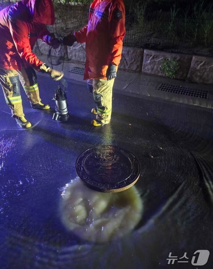 본문 이미지 - 강원 춘천 동내면 거두리 맨홀 역류 현장.(강원도소방본부 제공, 재판매 및 DB금지) 