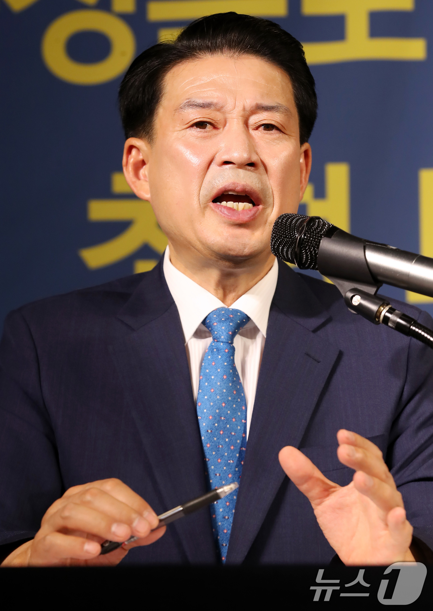 (대구=뉴스1) 공정식 기자 = 윤재호 경북상공회의소 회장이 17일 오전 대구 남구 이천동 대구아트파크에서 열린 아시아포럼21 초청토론회에 참석해 대구·경북 언론인 질문에 답하고 …