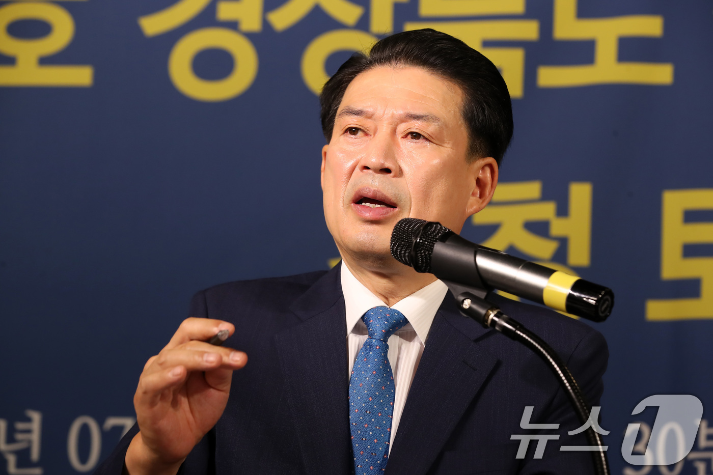 (대구=뉴스1) 공정식 기자 = 윤재호 경북상공회의소 회장이 17일 오전 대구 남구 이천동 대구아트파크에서 열린 아시아포럼21 초청토론회에 참석해 대구·경북 언론인 질문에 답하고 …