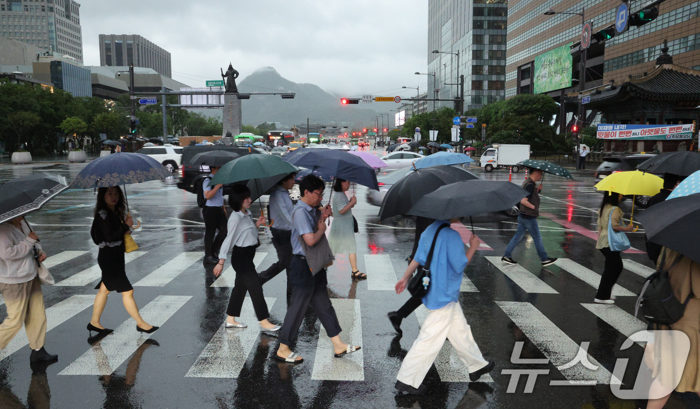 (서울=뉴스1) 신웅수 기자 = 전국에 강한 비가 내린 17일 오전 서울 광화문광장에서 시민들이 출근하고 있다. 2025.7.17/뉴스1