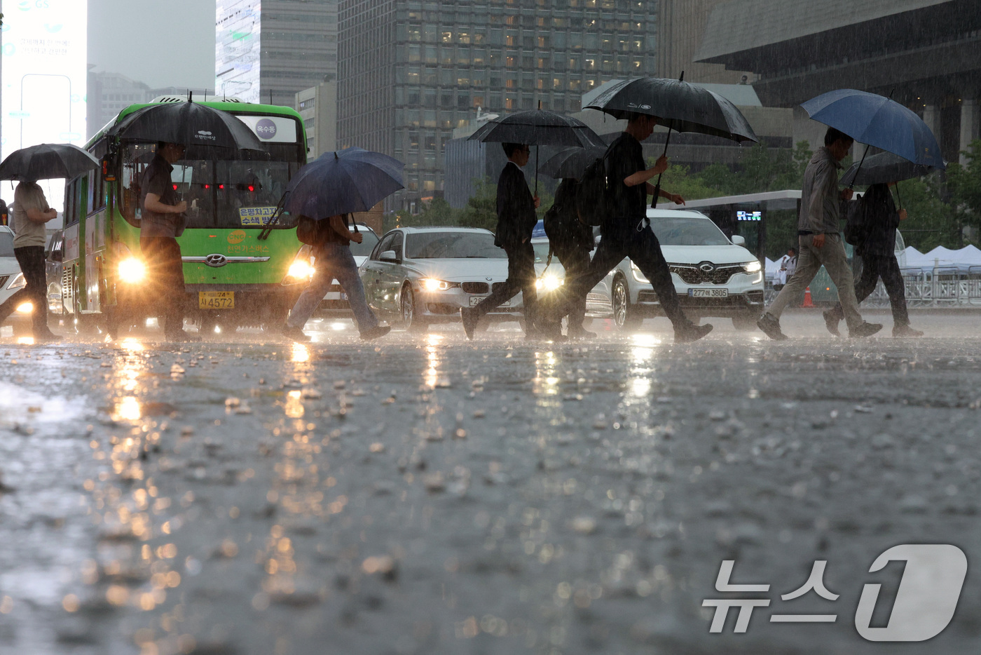 (서울=뉴스1) 신웅수 기자 = 전국에 강한 비가 내린 17일 오전 서울 광화문광장에서 시민들이 물 고인 도로를 지나고 있다. 2025.7.17/뉴스1