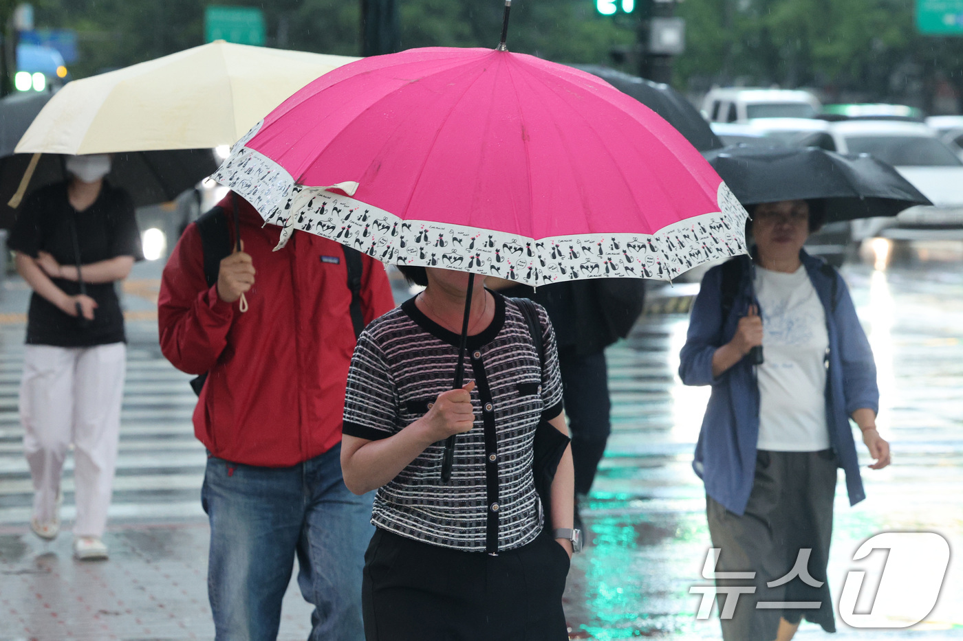 (서울=뉴스1) 신웅수 기자 = 전국에 강한 비가 내린 17일 오전 서울 광화문광장에서 시민들이 출근하고 있다. 2025.7.17/뉴스1