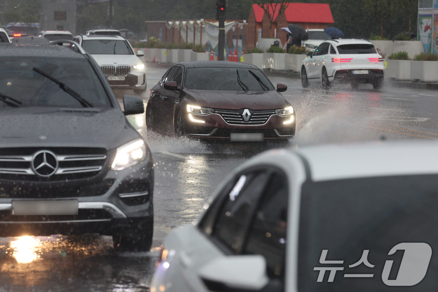 (서울=뉴스1) 신웅수 기자 = 전국에 강한 비가 내린 17일 오전 서울 광화문광장에서 차량이 물보라를 일으키며 운행하고 있다. 2025.7.17/뉴스1