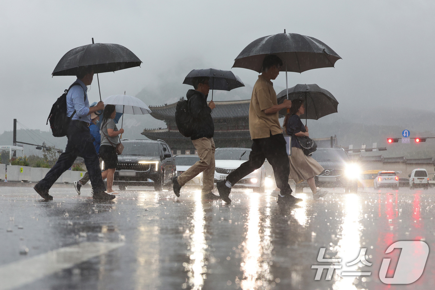 (서울=뉴스1) 신웅수 기자 = 전국에 강한 비가 내린 17일 오전 서울 광화문광장에서 시민들이 출근하고 있다.  2025.7.17/뉴스1