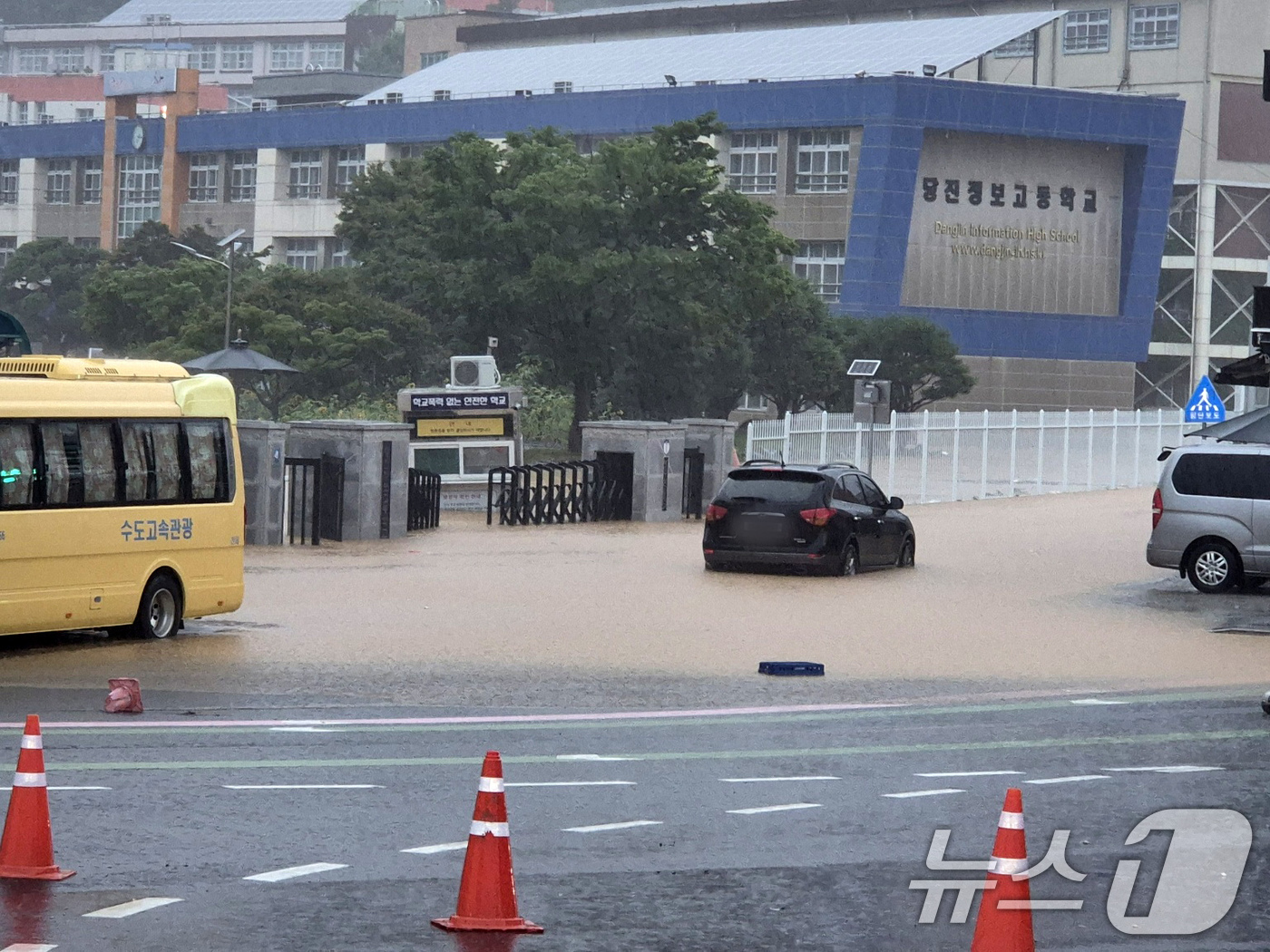 (당진=뉴스1) 김태완 기자 = 폭우가 내리고 있는 17일 충남 당진 당진정보고등학교 앞이 침수돼 있다. (당진시 제공, 재판매 및 DB 금지) 2025.7.17/뉴스1