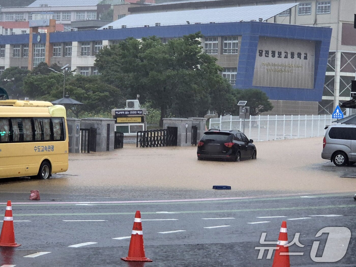 본문 이미지 - 폭우가 내리고 있는 17일 충남 당진 당진정보고등학교 앞이 침수돼 있다. (당진시 제공, 재판매 및 DB 금지) 2025.7.17/뉴스1