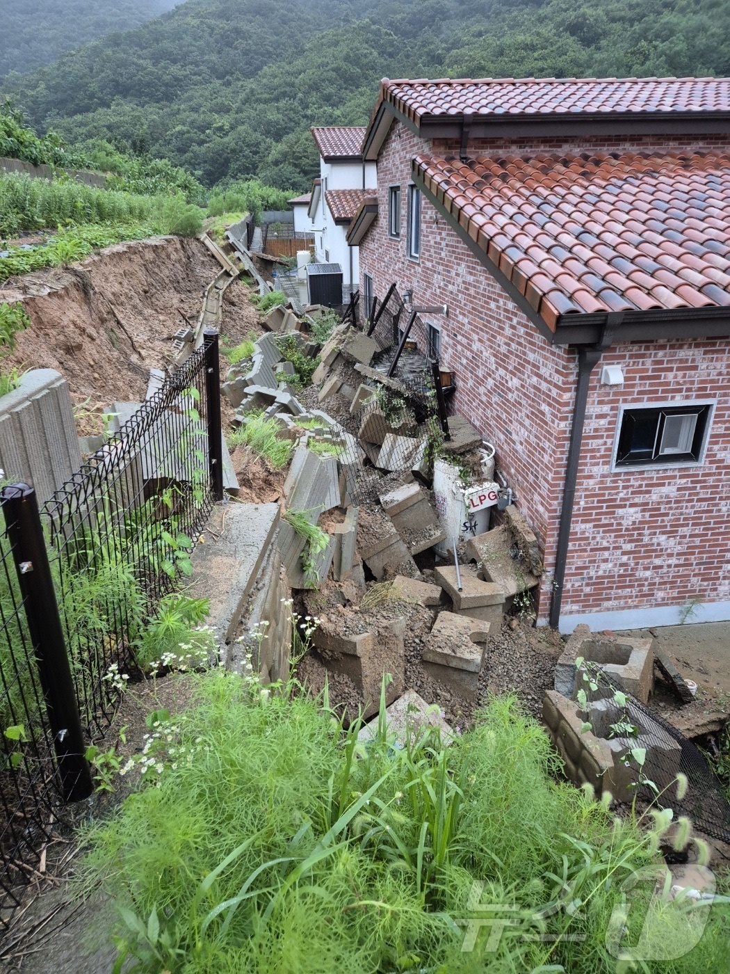 (청주=뉴스1) 박건영 기자 = 17일 오전 5시56분쯤 폭우로 인해 충북 음성군 음성읍의 한 주택 옹벽이 무너져 토사가 흘러내리고 있다.(충북소방본부 제공. 재판매 및 DB 금지 …