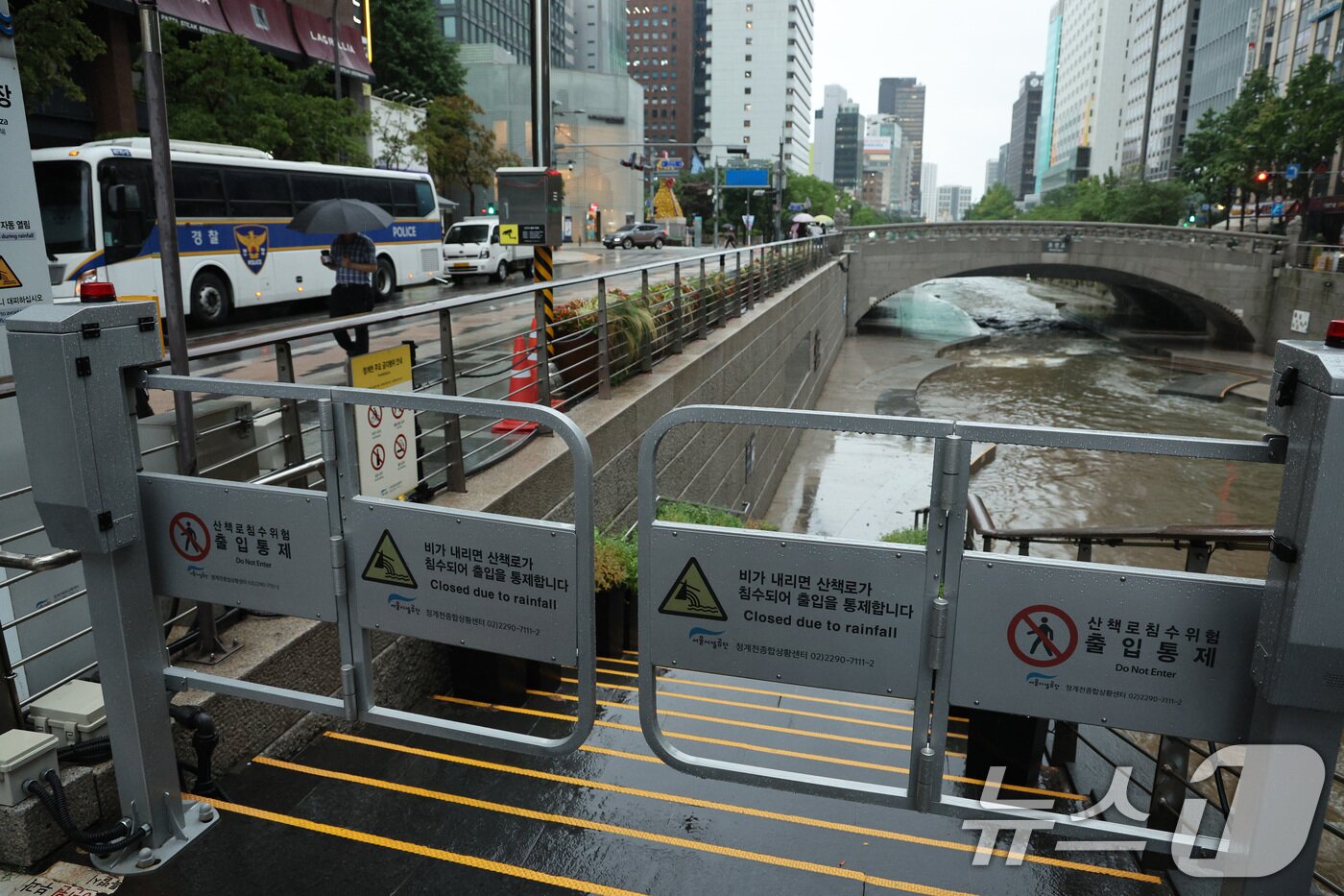 본문 이미지 - 전국에 강한 비가 내린 17일 오전 서울 청계천 출입이 통제되고 있다. 2025.7.17/뉴스1 ⓒ News1 신웅수 기자