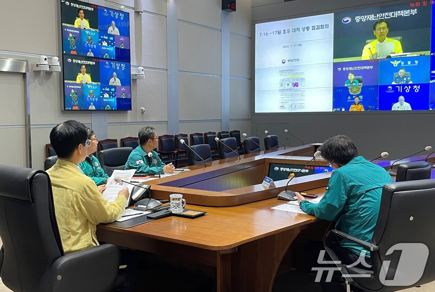 본문 이미지 - 김민재 중앙재난안전대책본부장&#40;행정안전부장관 직무대행&#41;이 17일 서울 종로구 정부서울청사 서울상황센터에서 호우 대처 관계기관 중앙재난안전대책본부 회의를 주재하고 있다. &#40;행정안전부 제공. 재판매 및 DB 금지&#41; 2025.7.17/뉴스1