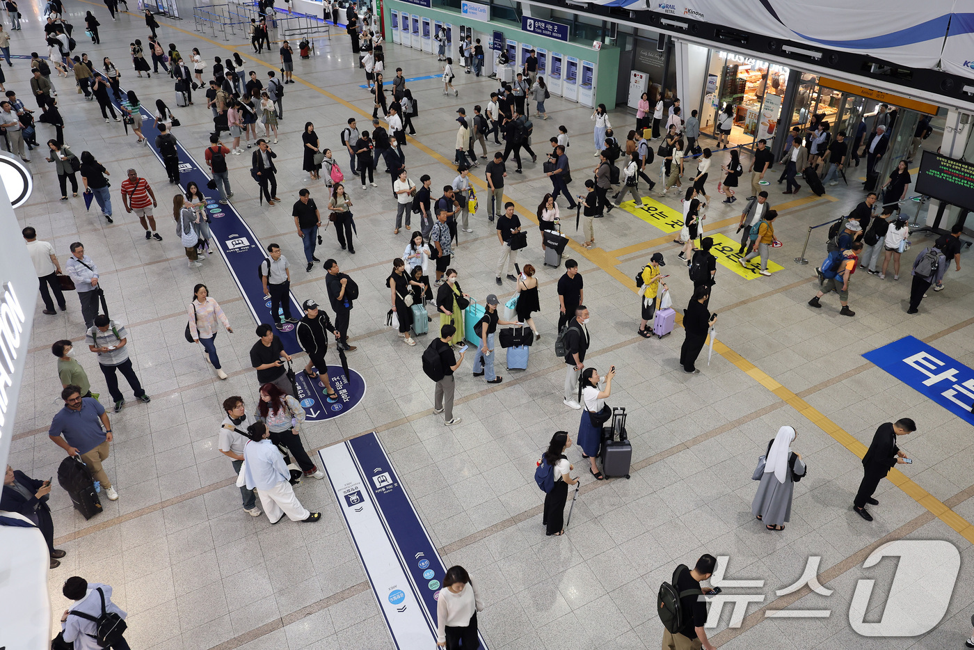 (서울=뉴스1) 이동해 기자 = 충청지역에 내린 폭우로 열차 운행에 차질을 빚고 있는 17일 서울 중구 서울역 대합실에서 시민들이 열차를 기다리고 있다.한국철도공사(코레일)은 이날 …