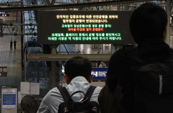 폭우로 광주송정역 열차 운행 3시간째 지연