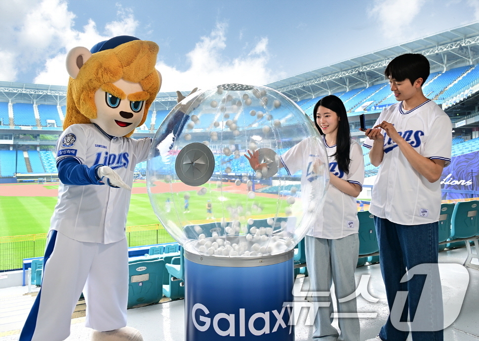 (서울=뉴스1) = 삼성전자가 폴더블 신제품 '갤럭시 Z 폴드7·Z 플립7'을 활용해 삼성 라이온즈, KT 위즈, 두산 베어스 프로야구 3개 구단과 함께 다양한 이벤트를 진행한다고 …