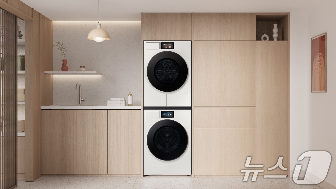 (서울=뉴스1) = 삼성전자가 7형 'AI홈' 터치스크린을 탑재하고 한층 강화된 AI 기능도 제공하는 2025년형 '비스포크 AI 세탁기'와 '비스포크 AI 건조기' 신제품을 출시 …