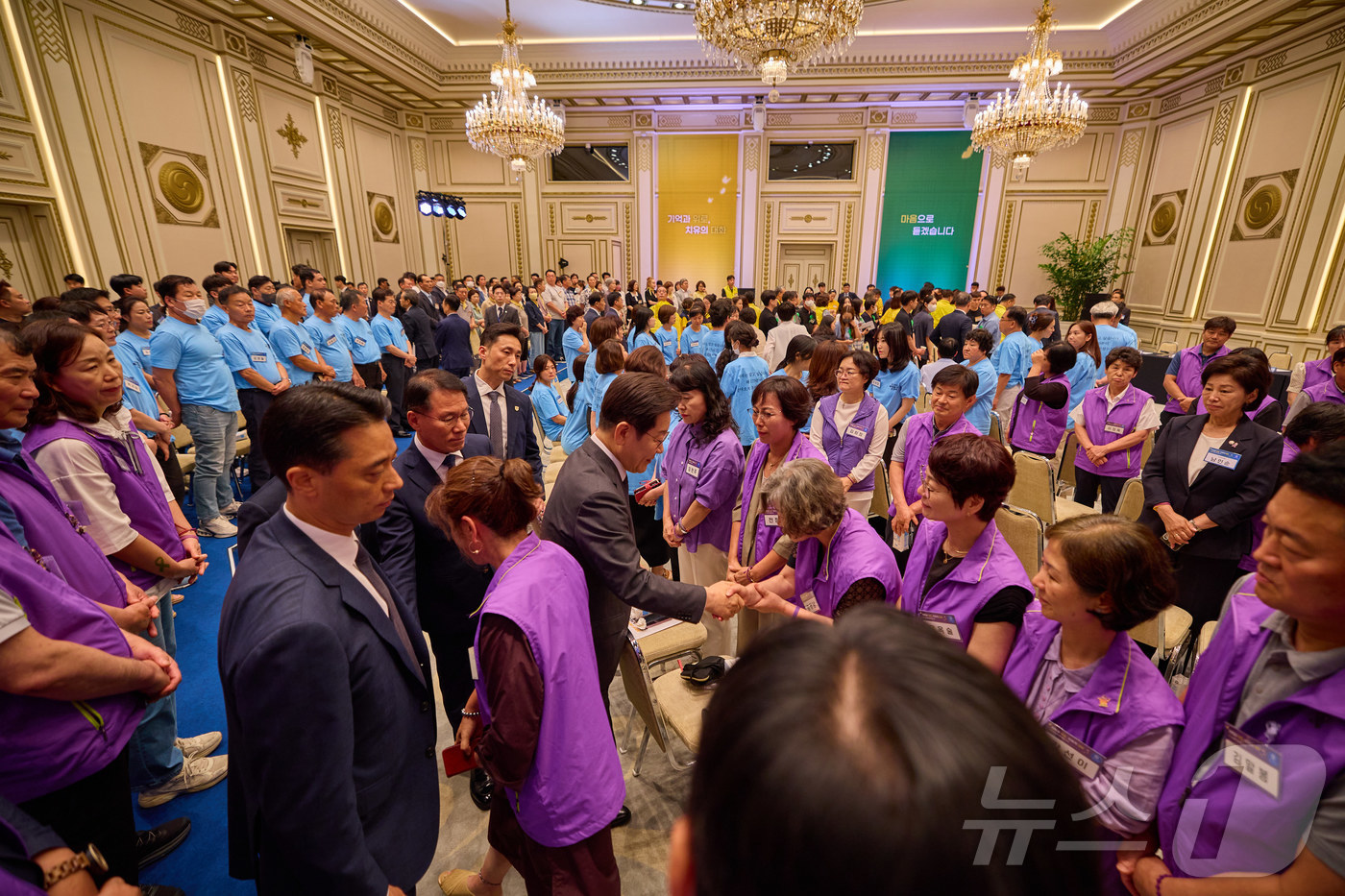 (서울=뉴스1) 이재명 기자 = 이재명 대통령이 지난 16일 청와대 영빈관에서 열린 ‘기억과 위로, 치유의 대화’ 사회적 참사 유가족 간담회에서 유가족들과 인사를 하고 있다 (대통 …