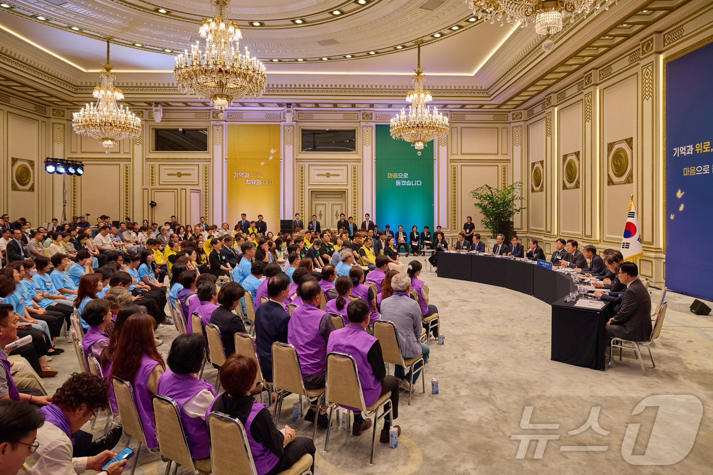 (서울=뉴스1) 이재명 기자 = 이재명 대통령이 지난 16일 청와대 영빈관에서 열린 ‘기억과 위로, 치유의 대화’ 사회적 참사 유가족 간담회에서 발언을 하고 있다. (대통령실 제공 …