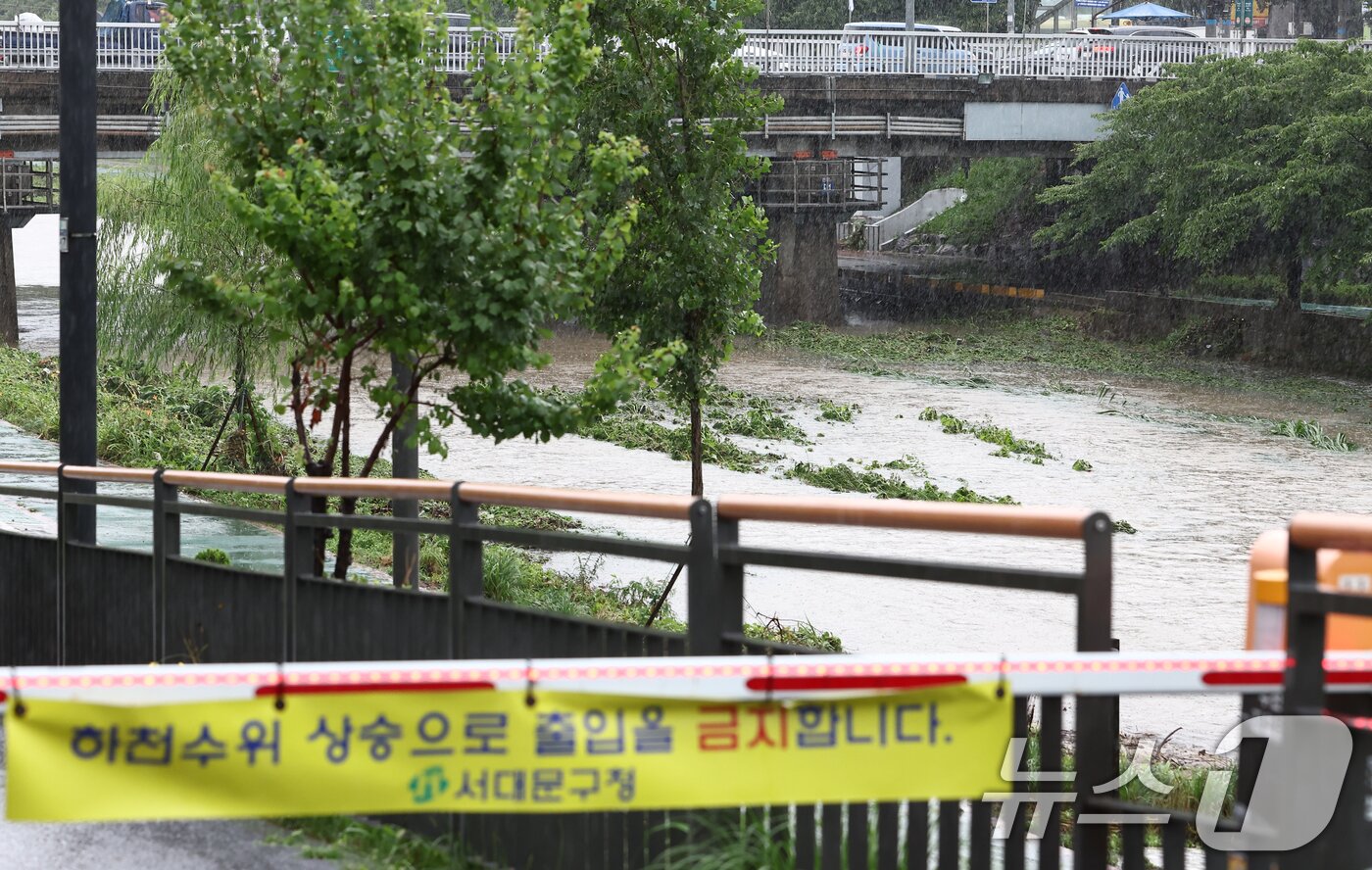 본문 이미지 - 전국에 강한 비가 내리는 17일 오전 서울 서대문구 불광천 일대 하천 출입이 통제되고 있다. 앞서 서울시는 이날 오전 7시 기준 불광천, 홍제천, 청계천, 안양천 등 하천 29곳 출입을 통제한다고 밝혔다. 2025.7.17/뉴스1 ⓒ News1 김민지 기자