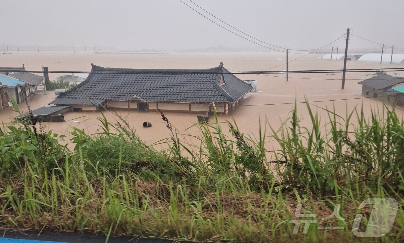 본문 이미지 - 17일 오전 충남 삽교읍 일대 주택이 폭우에 침수돼 있다. &#40;독자제공. 재판매 및 DB금지&#41;2025.7.17/뉴스1 ⓒ News1 이동원 기자