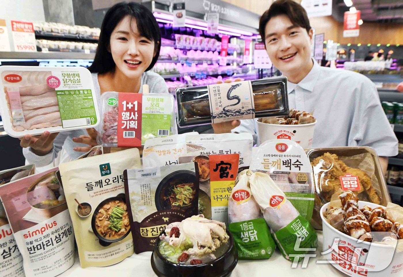 (서울=뉴스1) = 홈플러스가 초복을 맞아 오는 23일까지 '복날 보양식 대전'을 진행하고, 삼계탕 등 각종 보양식 재료, 간편보양식, 당당치킨 등을 특별할인가에 제공한다고 17일 …