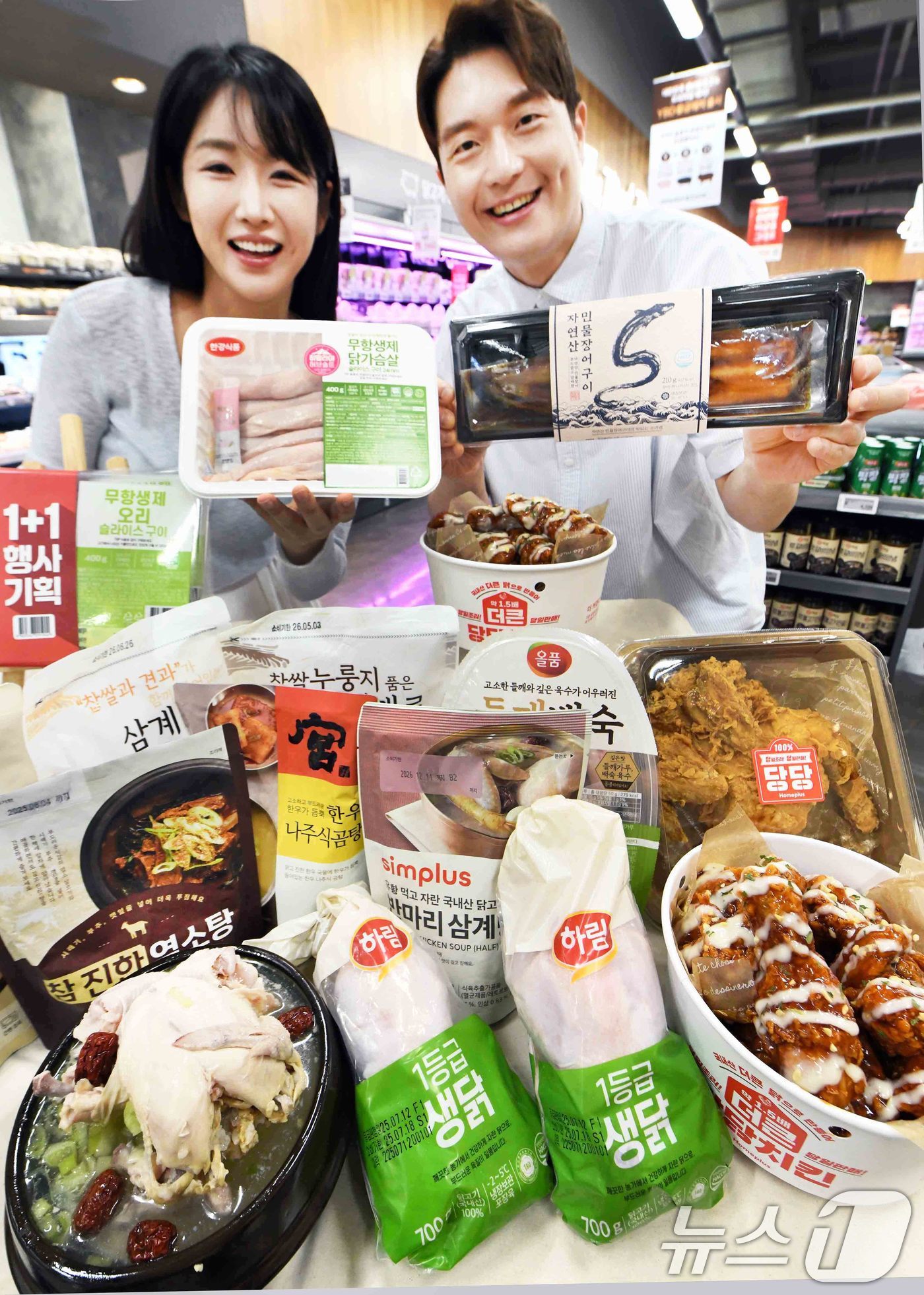 (서울=뉴스1) = 홈플러스가 초복을 맞아 오는 23일까지 '복날 보양식 대전'을 진행하고, 삼계탕 등 각종 보양식 재료, 간편보양식, 당당치킨 등을 특별할인가에 제공한다고 17일 …