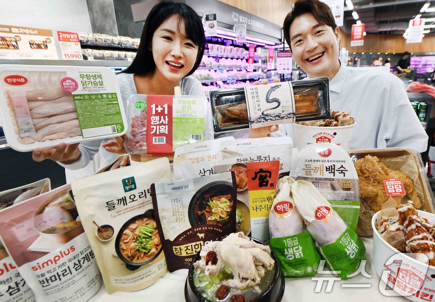 (서울=뉴스1) = 홈플러스가 초복을 맞아 오는 23일까지 '복날 보양식 대전'을 진행하고, 삼계탕 등 각종 보양식 재료, 간편보양식, 당당치킨 등을 특별할인가에 제공한다고 17일 …