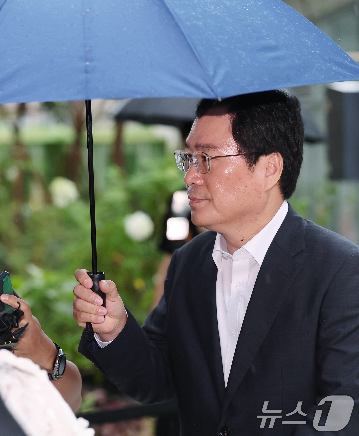 (서울=뉴스1) 장수영 기자 = 윤창호 전 한국증권금융 사장이 17일 오전 서울 종로구 KT광화문빌딩에 마련된 김건희 여사의 각종 의혹을 수사하는 김건희 특검 사무실로 출석하고 있 …