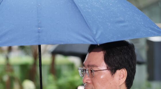 '집사게이트' 수사, 윤창호 전 한국증권금융 사장 특검 출석