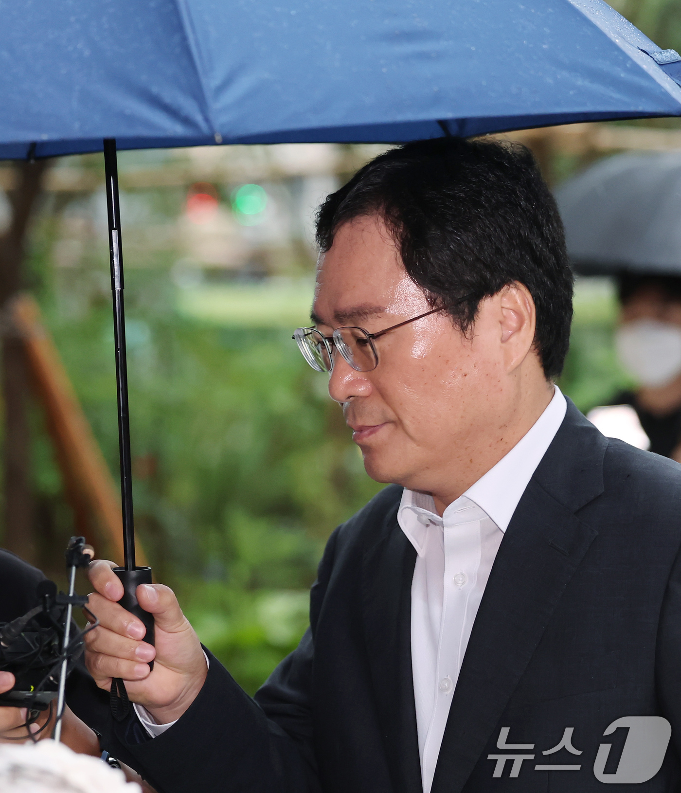 (서울=뉴스1) 장수영 기자 = 윤창호 전 한국증권금융 사장이 17일 오전 서울 종로구 KT광화문빌딩에 마련된 김건희 여사의 각종 의혹을 수사하는 김건희 특검 사무실로 출석하고 있 …