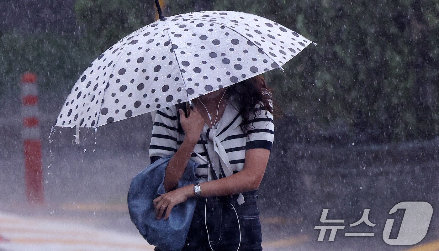 본문 이미지 - 폭우가 쏟아진 17일 오전 서울 서초구 서울중앙지법 인근에서 우산 쓴 시민이 출근을 하고 있다. 2025.7.17/뉴스1 ⓒ News1 박지혜 기자